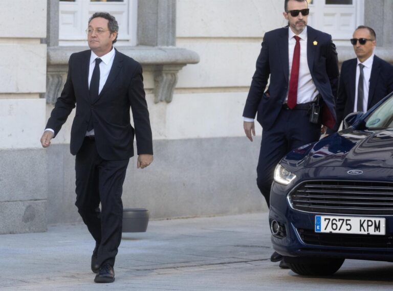 Fiscal general del Estado llegando al tribunal para juicio histórico.