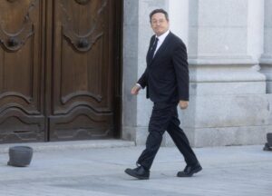 Fiscal general del Estado caminando hacia el Tribunal Supremo.