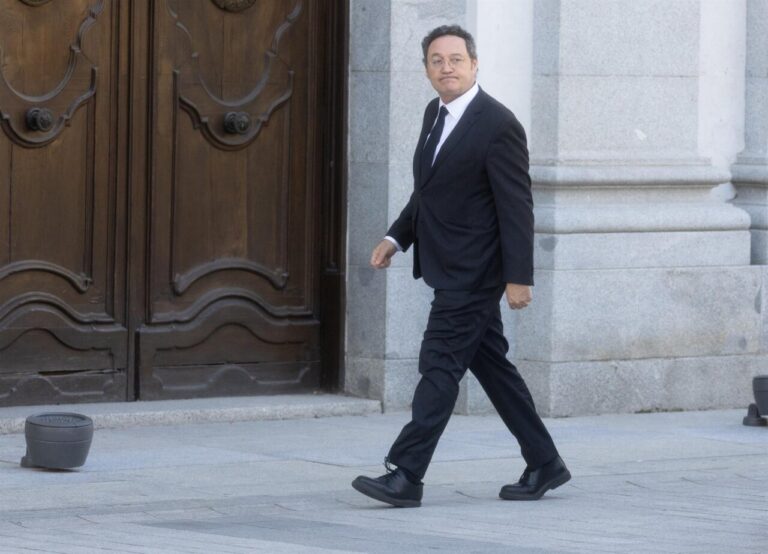 Fiscal general del Estado caminando hacia el Tribunal Supremo.