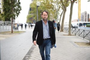 El fiscal José Grinda caminando por la calle durante una declaración judicial.