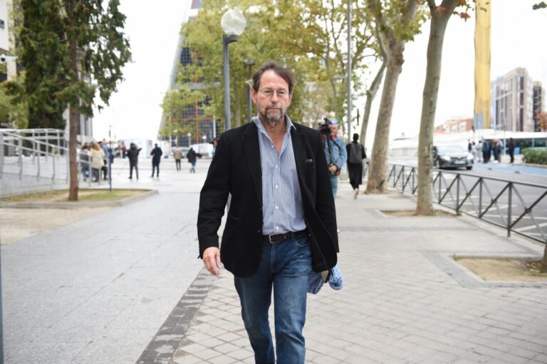 El fiscal José Grinda caminando por la calle durante una declaración judicial.