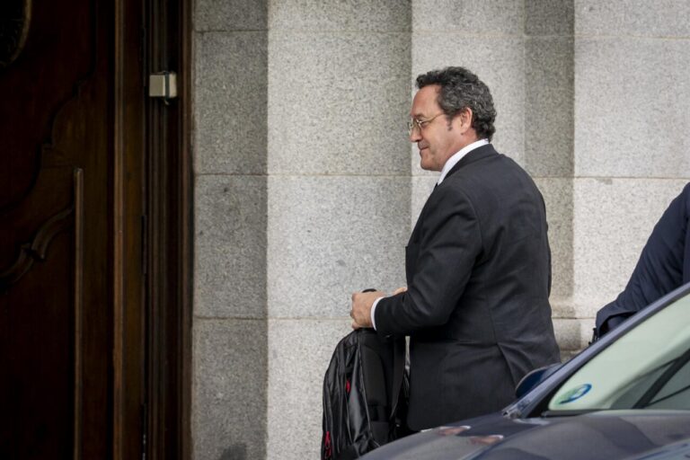 Fiscal García Ortiz saliendo de un edificio con una mochila.