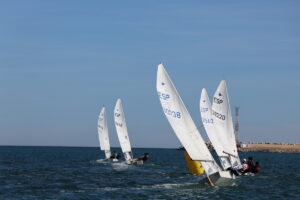 Veleros compitiendo en el mar durante el homenaje a Pinori