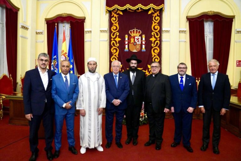 Participantes del foro interreligioso en Melilla, promoviendo el diálogo y la paz.