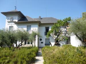 Exterior de la Fundación Ramón Menéndez Pidal rodeada de vegetación