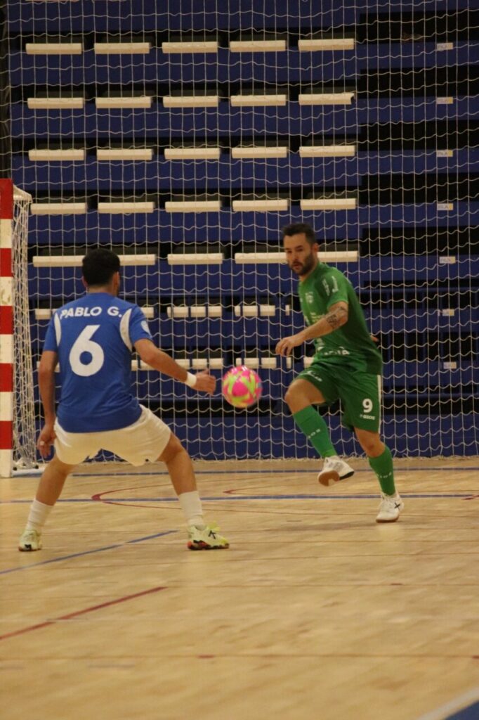 Dos jugadores de futbol sala en acción durante un partido