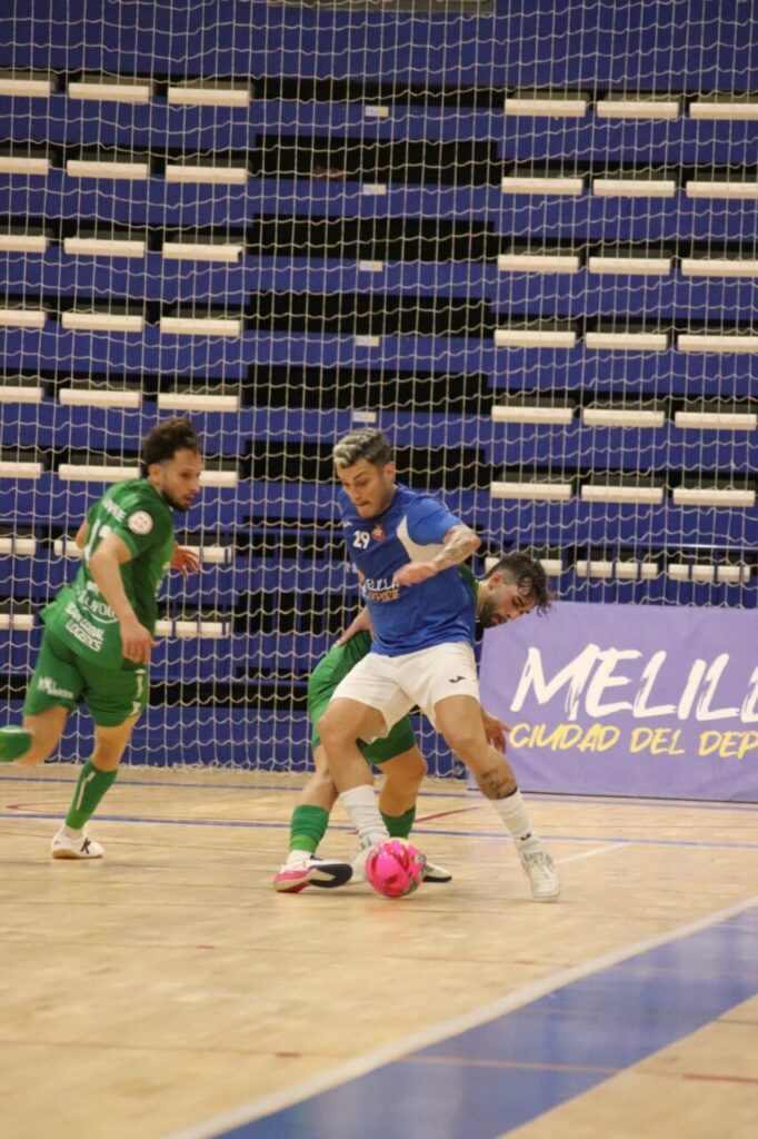Jugadores de futbol sala compitiendo en un partido en Melilla.