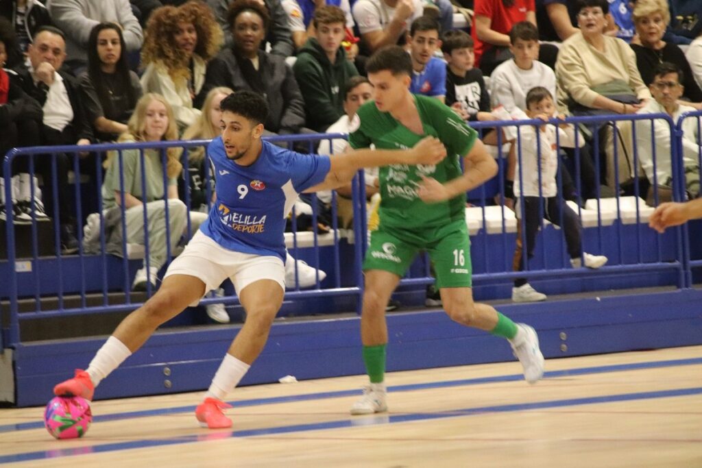 Jugadores de futbol sala en acción durante un partido en Melilla.