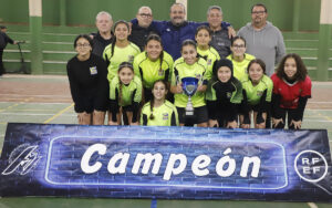 Equipo Gimnástico Melilla con trofeo de campeonas de fútbol sala