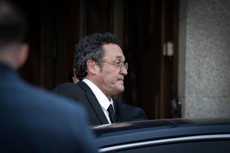 Álvaro García Ortiz saliendo de un edificio en un evento formal