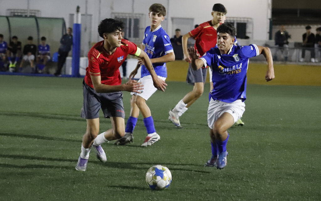 Jugadores de fútbol compitiendo en la final de la Copa Federación Cadete.