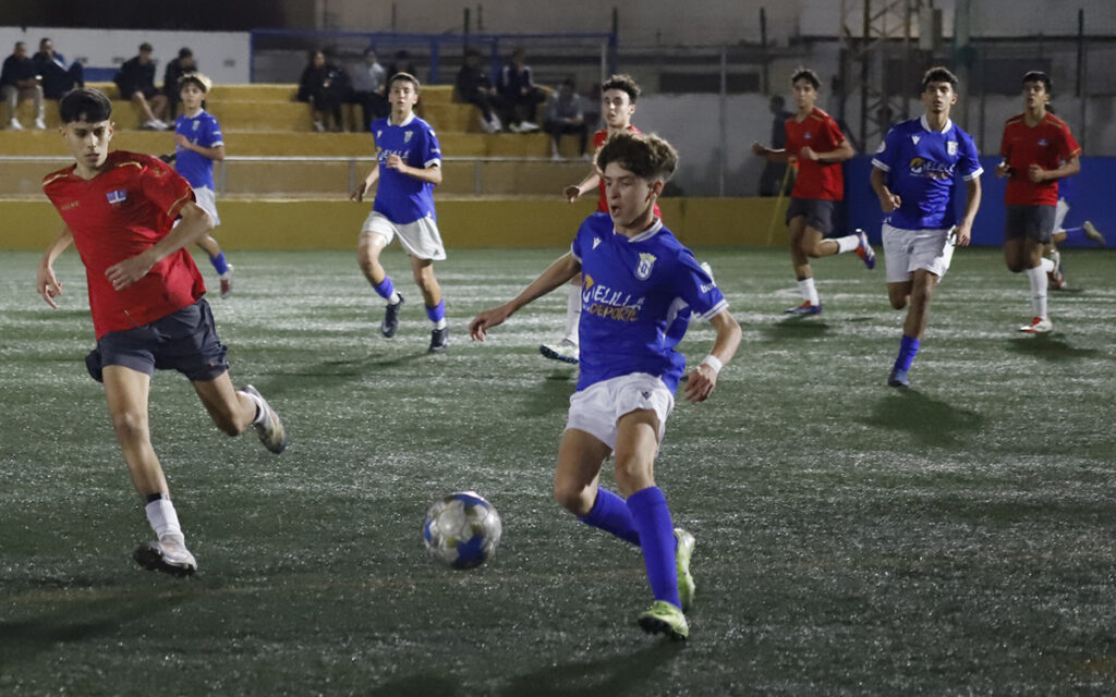 Jugadores de fútbol en un partido de la Copa Federación Cadete