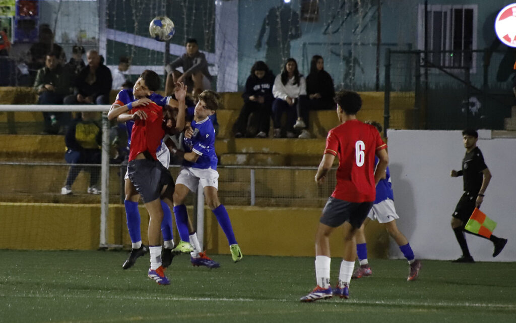Jugadores de fútbol en un partido de la final de la Copa Federación Cadete