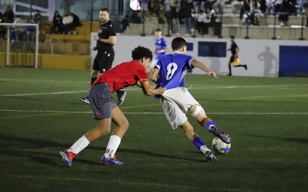 Jugadores de fútbol compiten en un partido de la Copa Federación Cadete.