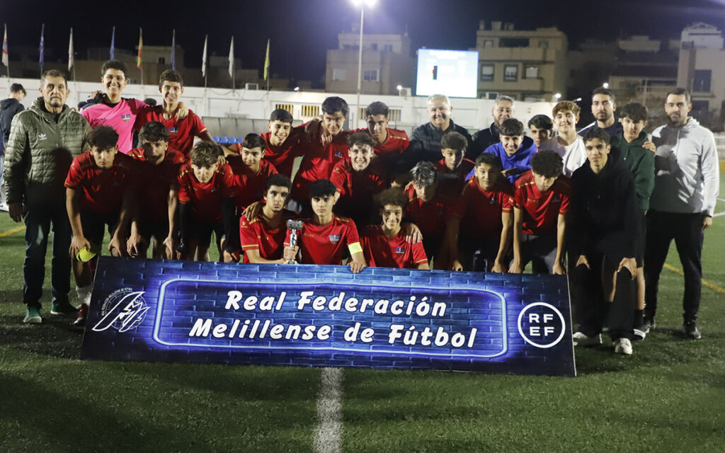 Equipo de fútbol Cadete de la U.D. Melilla celebrando su victoria