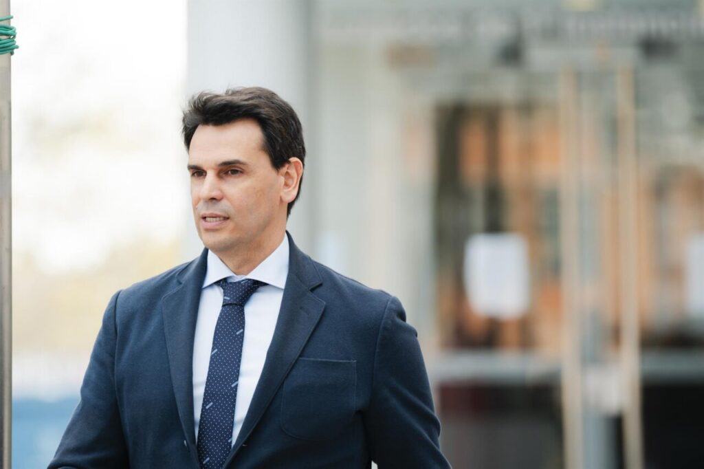 Alberto González Amador caminando frente a un edificio judicial.