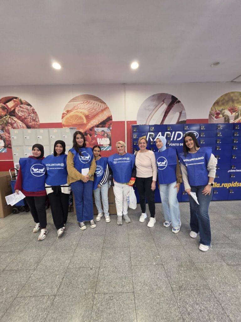 Grupo de voluntarios en la Gran Recogida de Alimentos en Melilla