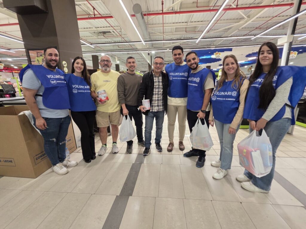 Grupo de voluntarios del Banco de Alimentos en un supermercado