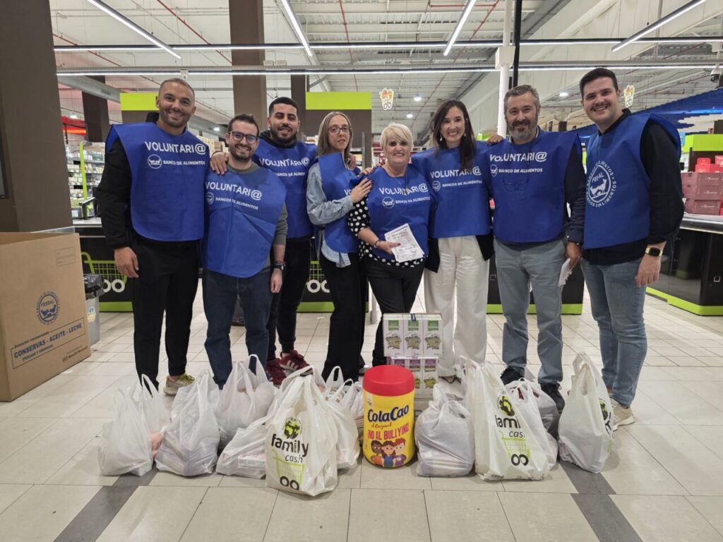 Grupo de voluntarios del Banco de Alimentos en la Gran Recogida de Alimentos
