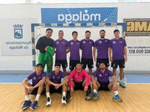 Equipo del Club Aciras de Melilla posando en la cancha de balonmano.