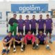 Equipo del Club Aciras de Melilla posando en la cancha de balonmano.