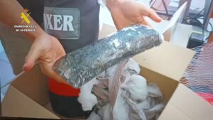 Intervención de la Guardia Civil mostrando un paquete con droga en Melilla.