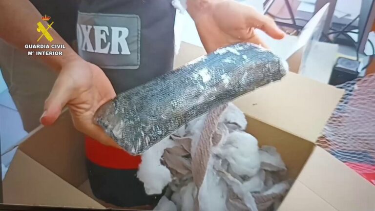 Intervención de la Guardia Civil mostrando un paquete con droga en Melilla.