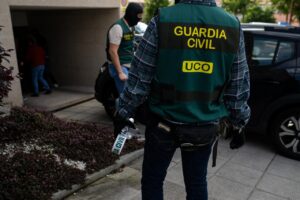 Agentes de la Guardia Civil de la UCO realizando registros en Acciona.