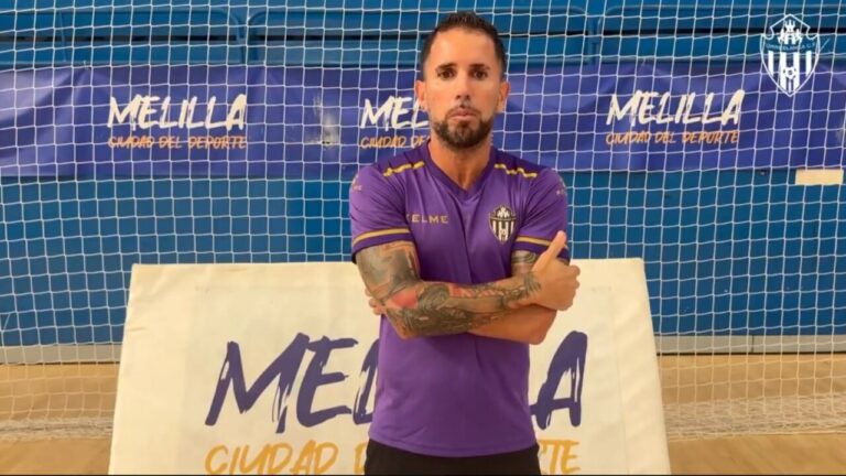 Gustavo Bravo, entrenador del Melilla Torreblanca C.F., en una sala de deportes.