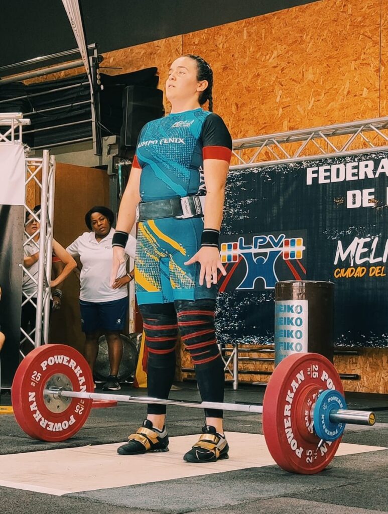 Atleta Romaisa Aomar levantando pesas en competición de halterofilia