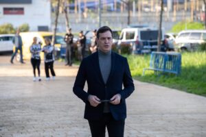 Hombre vestido de traje caminando hacia la cámara en un juicio