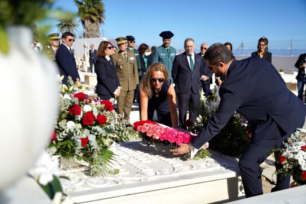 Ceremonia de homenaje a personalidades en el cementerio de Melilla.