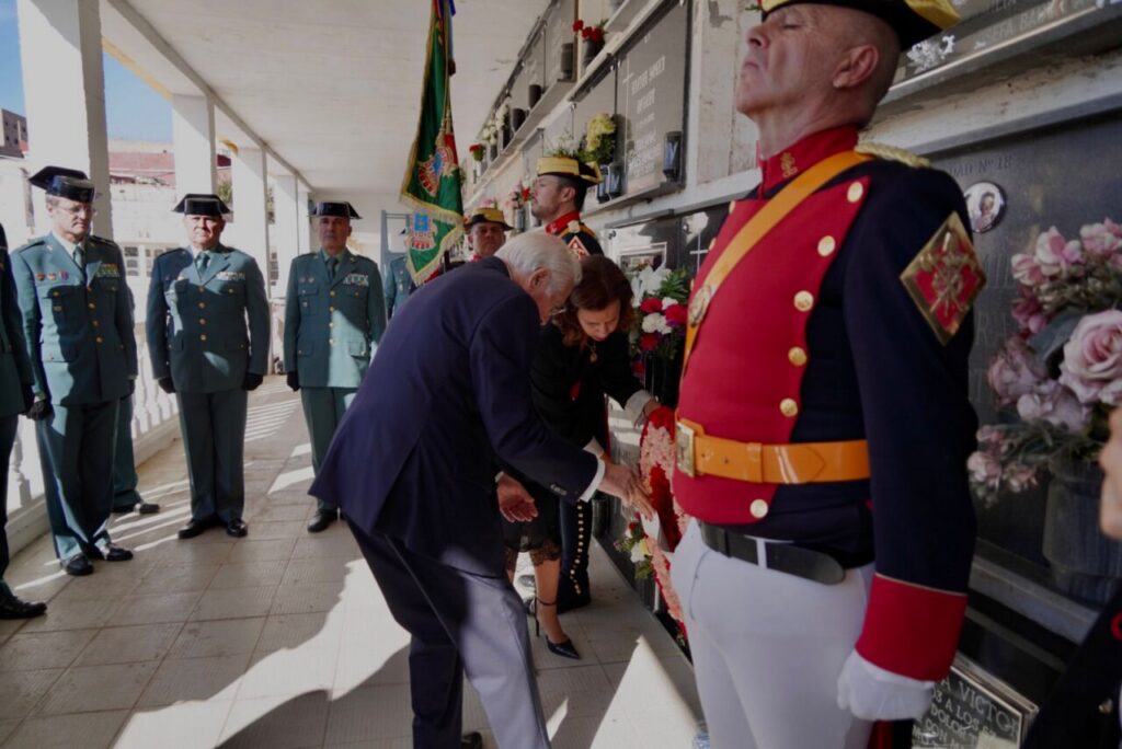 Ceremonia de homenaje en el cementerio de Melilla con ofrenda floral.