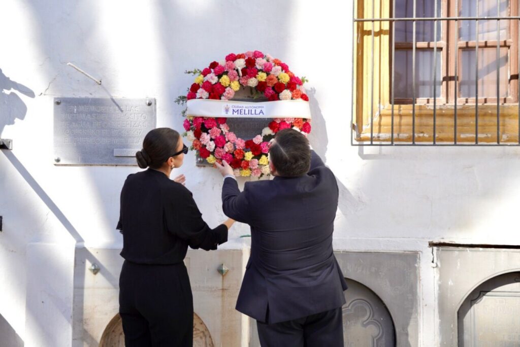 Ceremonia de homenaje con ofrenda floral en Melilla