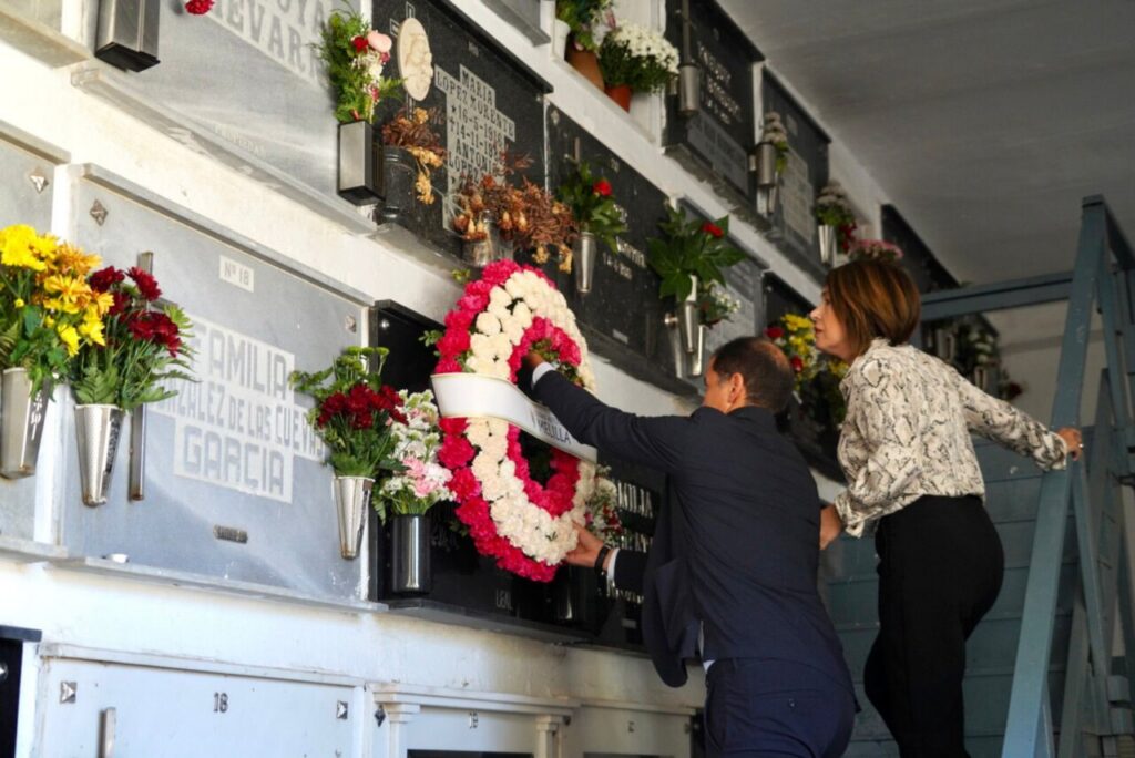 Ceremonia de homenaje con ofrenda floral en el cementerio de Melilla