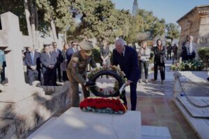 Ceremonia de homenaje a personalidades en el cementerio de Melilla