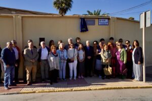 Grupo de personas en el homenaje a Francisco Saro Gandarillas en Melilla.