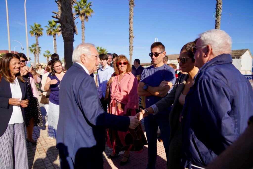 Acto de homenaje a Francisco Saro Gandarillas en el Paseo Marítimo de Melilla.