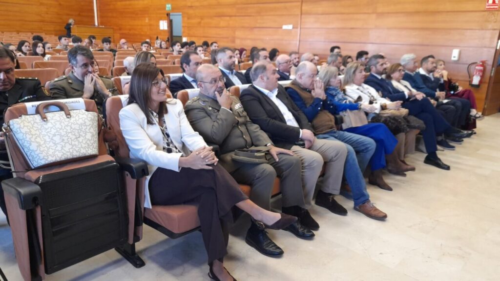 Asistentes al homenaje a José Luis López Belmonte en la facultad.