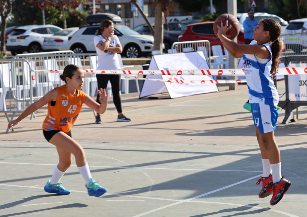 Jugadoras compitiendo en el II Torneo 3x3 RCMM de baloncesto