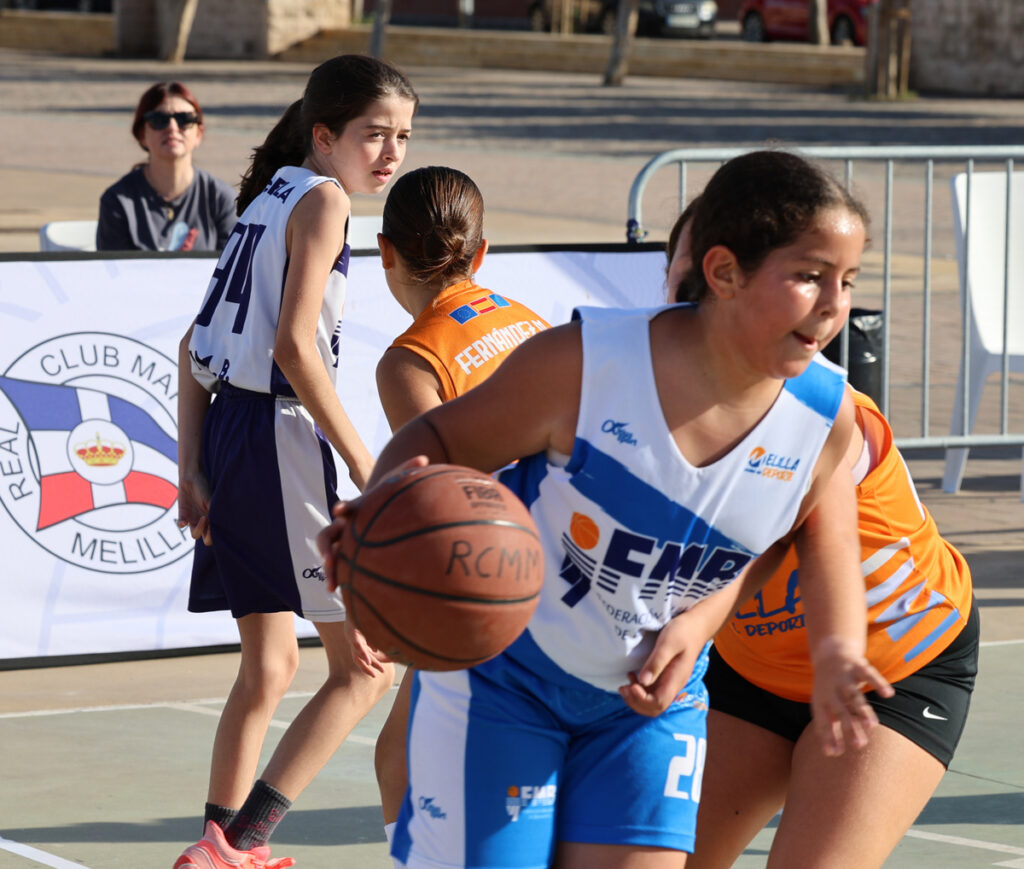 Jugadoras de baloncesto compitiendo en el II Torneo 3x3 RCMM en Melilla.