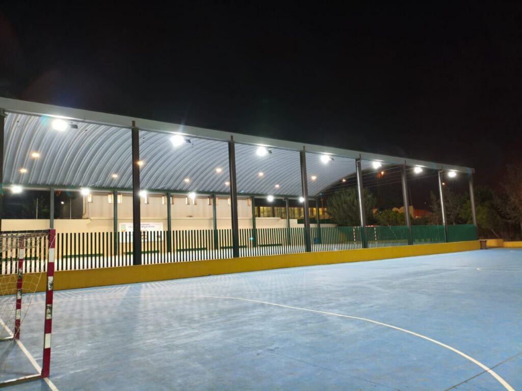 Vista del polideportivo del Colegio Anselmo Pardo con buena iluminación