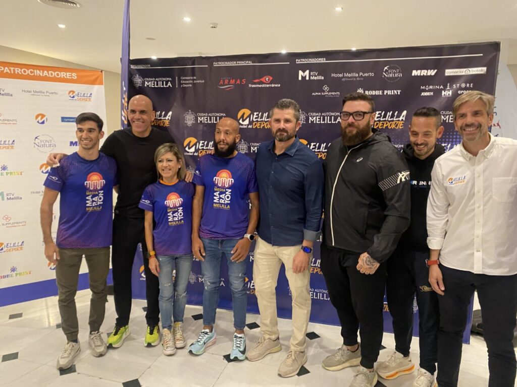 Reyes Estévez y otros atletas en la presentación de la Media Maratón de Melilla
