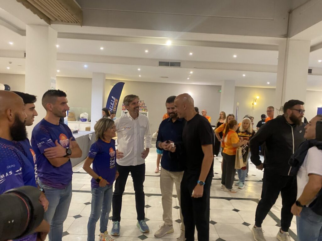 Atletas y organizadores en la presentación de la Media Maratón Ciudad de Melilla