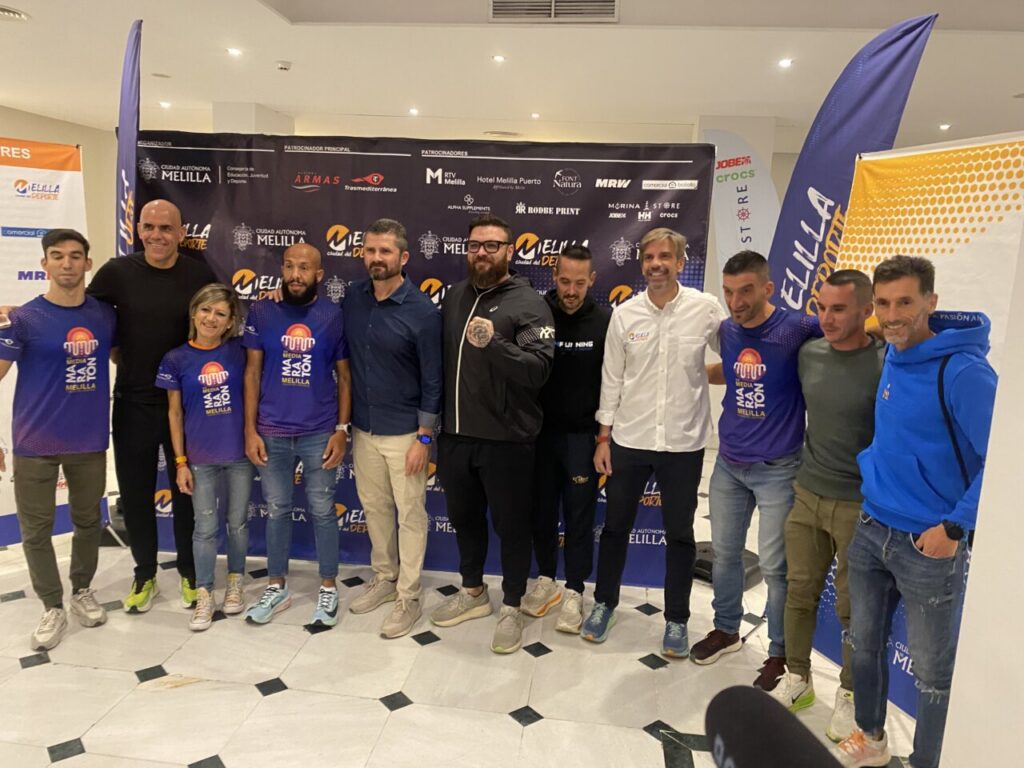 Atletas posando en evento de la Media Maratón Ciudad de Melilla