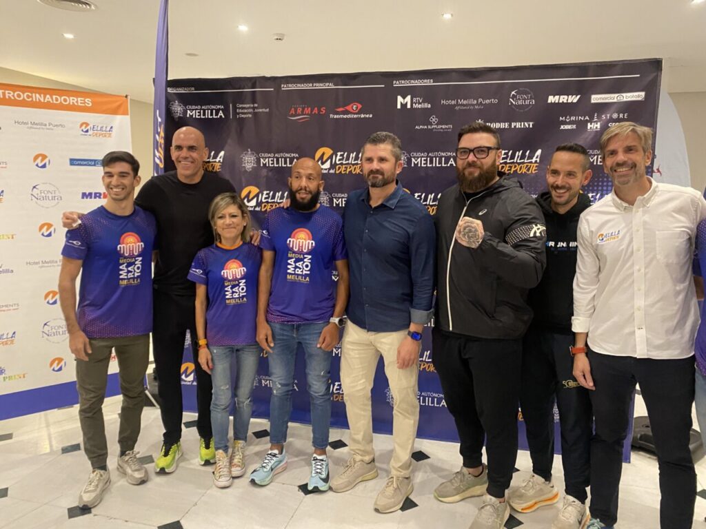 Atletas y organizadores en la presentación de la Media Maratón Ciudad de Melilla