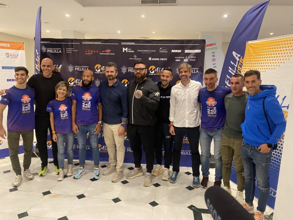 Atletas y organizadores en la presentación de la Media Maratón Ciudad de Melilla