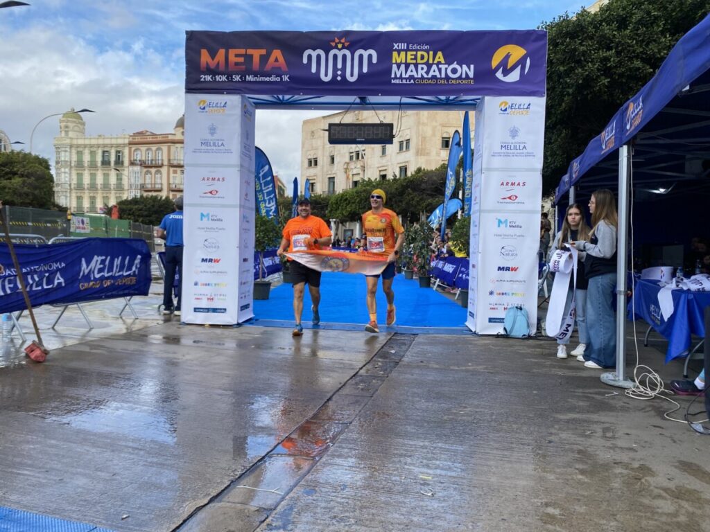 Corredores cruzando la meta en la Media Maratón de Melilla