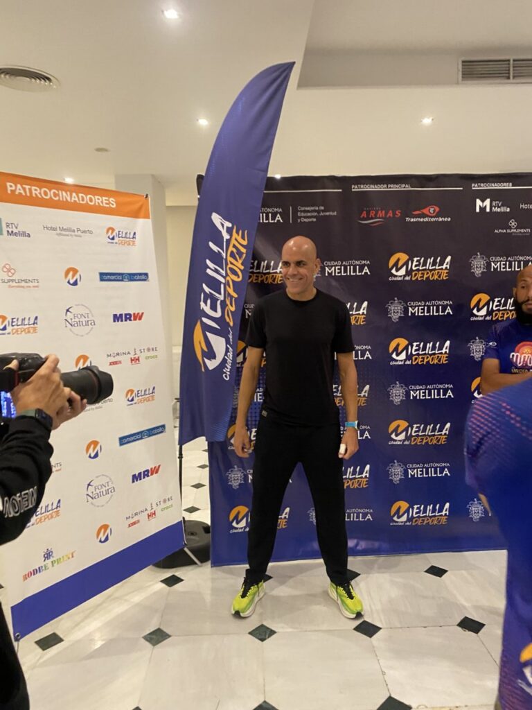 Reyes Estévez posando en la presentación de la Media Maratón Ciudad de Melilla