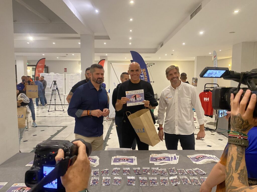 Reyes Estévez sosteniendo su dorsal en la Media Maratón de Melilla